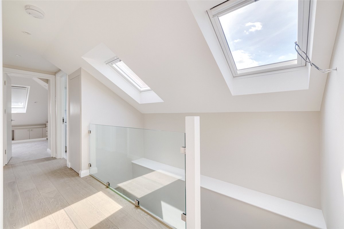 3 bedroom flat, Colehill Gardens, Fulham Palace Road SW6