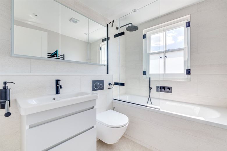 3 bedroom flat, Colehill Gardens, Fulham Palace Road SW6