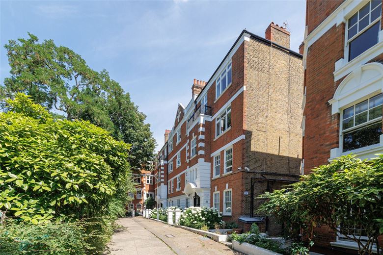 3 bedroom flat, Colehill Gardens, Fulham Palace Road SW6