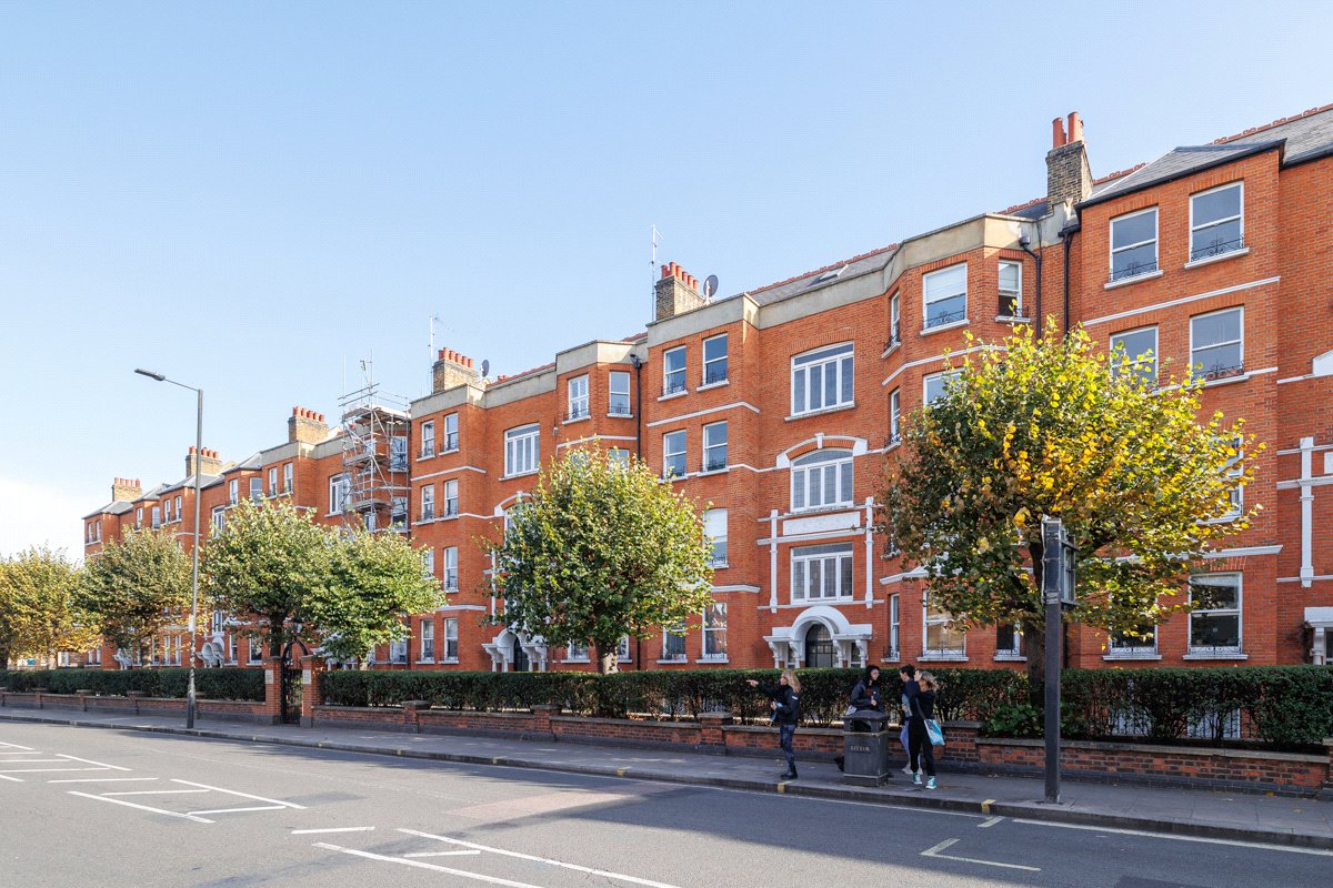 3 bedroom flat, Drive Mansions, Fulham Road SW6 - Available