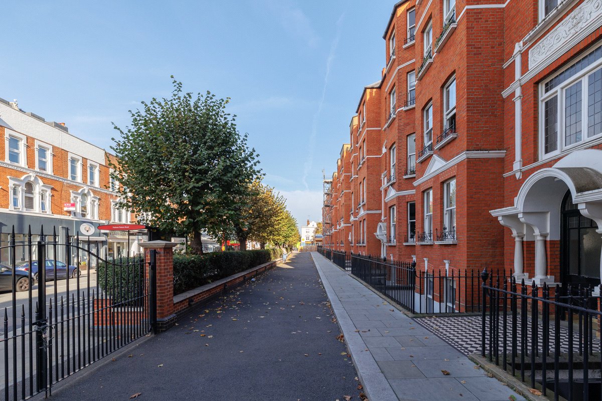 3 bedroom flat, Drive Mansions, Fulham Road SW6 - Available