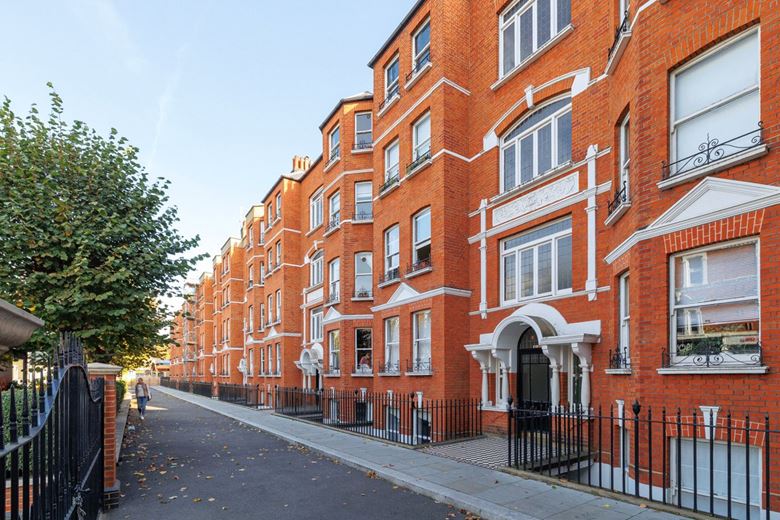 3 bedroom flat, Drive Mansions, Fulham Road SW6 - Available