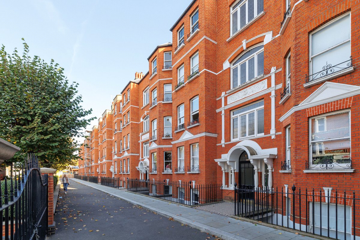 3 bedroom flat, Drive Mansions, Fulham Road SW6 - Available