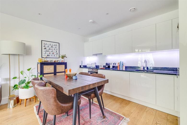 2 bedroom flat, Lillie Road, London SW6 - Available