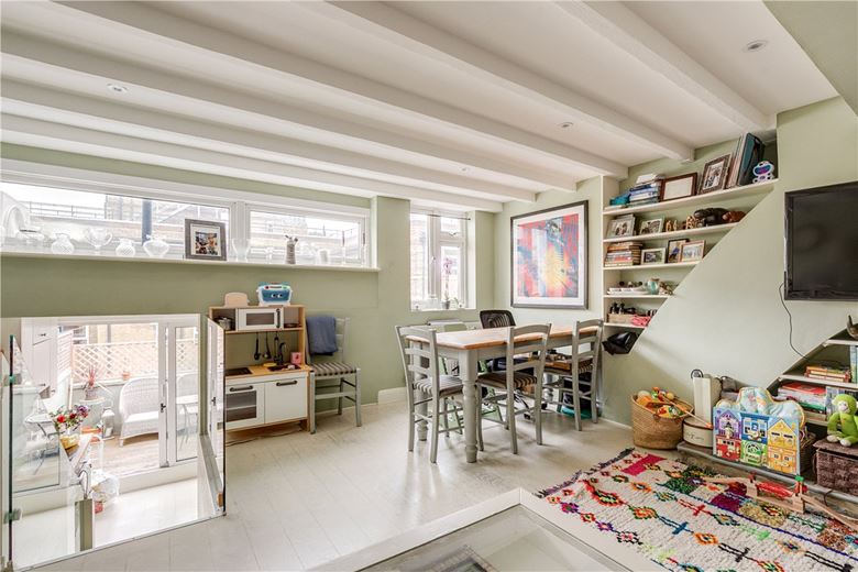 3 bedroom flat, Ackmar Road, London SW6 - Available
