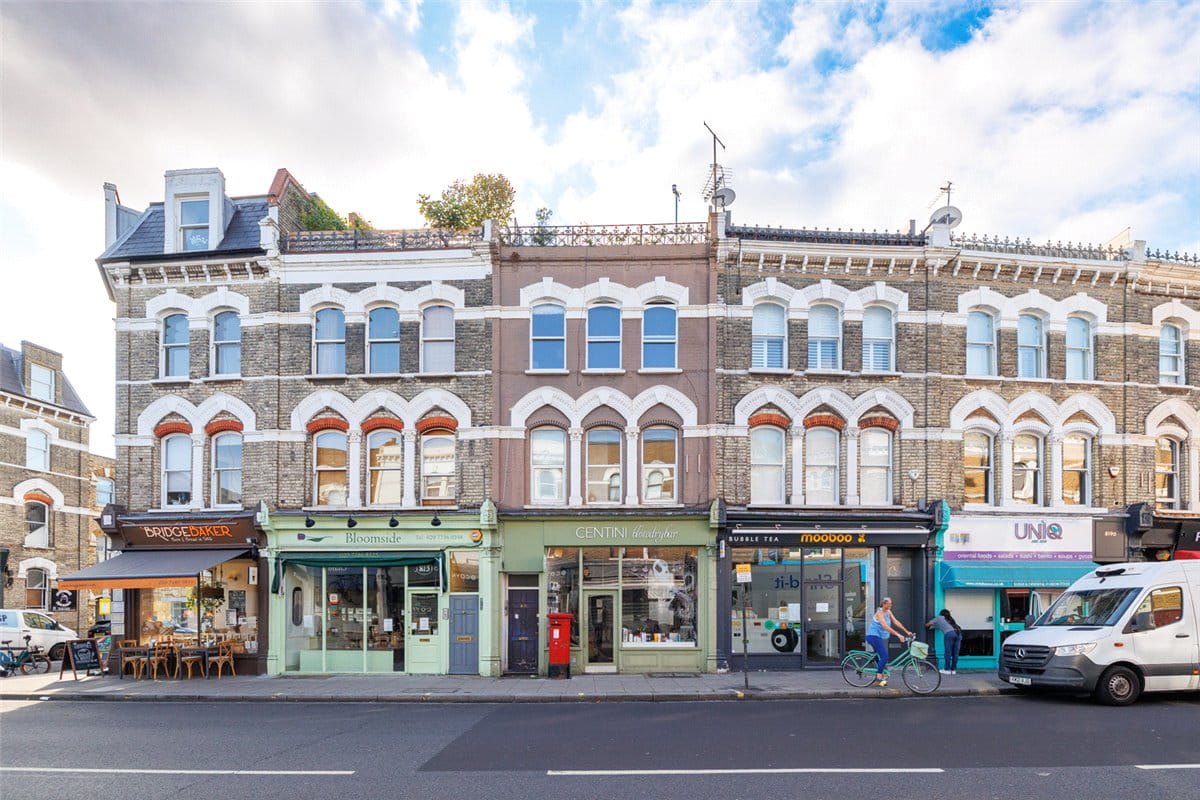 2 bedroom flat, Fulham Road, London SW6 - Available