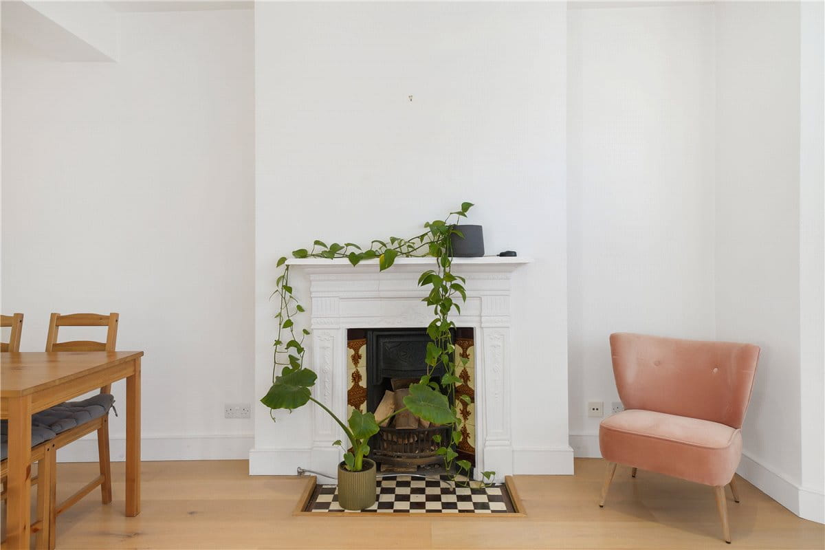 2 bedroom flat, Langthorne Street, London SW6 - Let Agreed