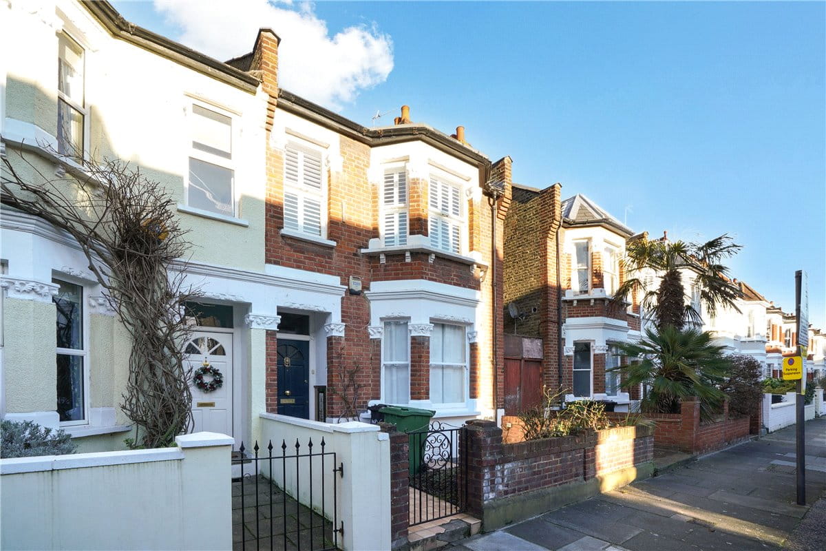 2 bedroom flat, Langthorne Street, London SW6 - Let Agreed