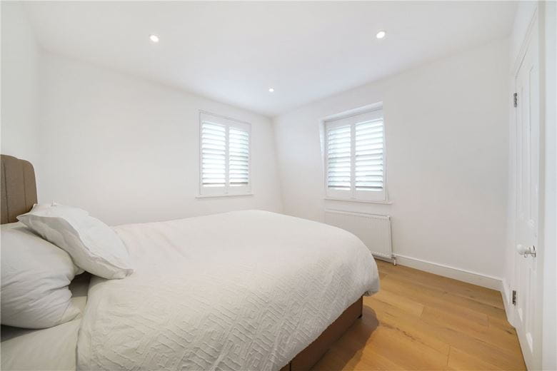 2 bedroom flat, Langthorne Street, London SW6 - Let Agreed