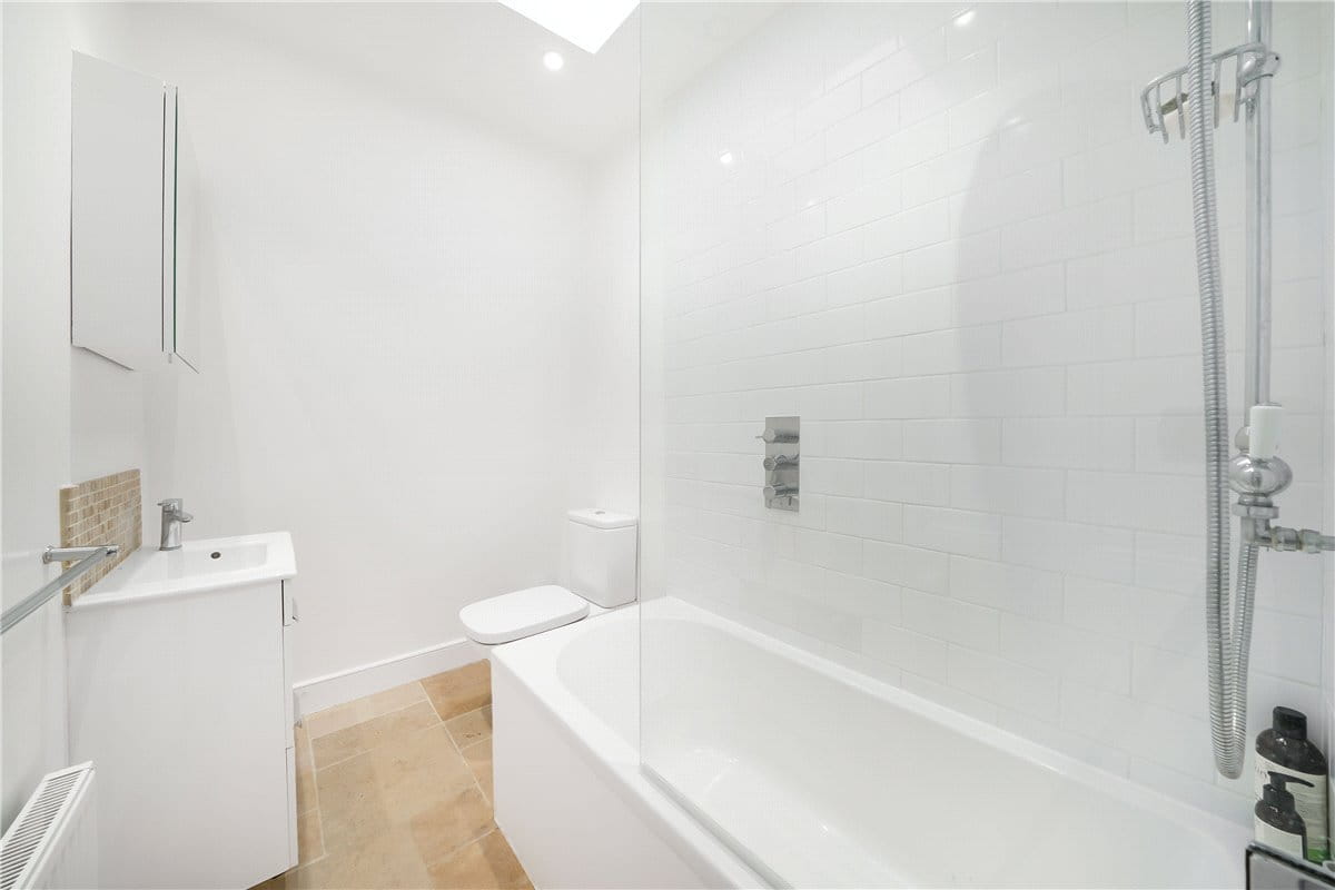 2 bedroom flat, Langthorne Street, London SW6 - Let Agreed
