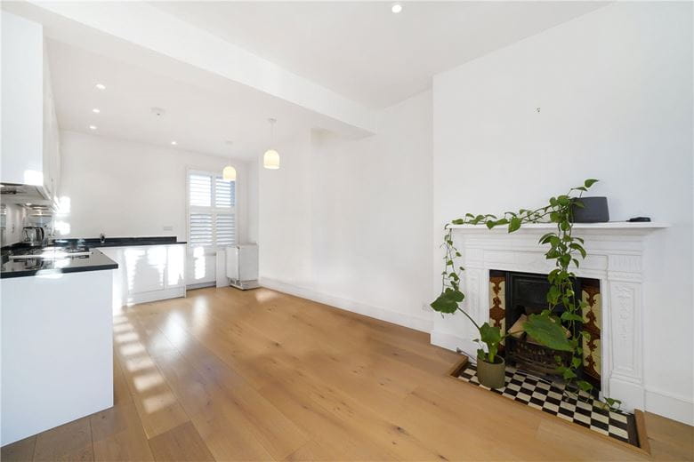2 bedroom flat, Langthorne Street, London SW6 - Let Agreed