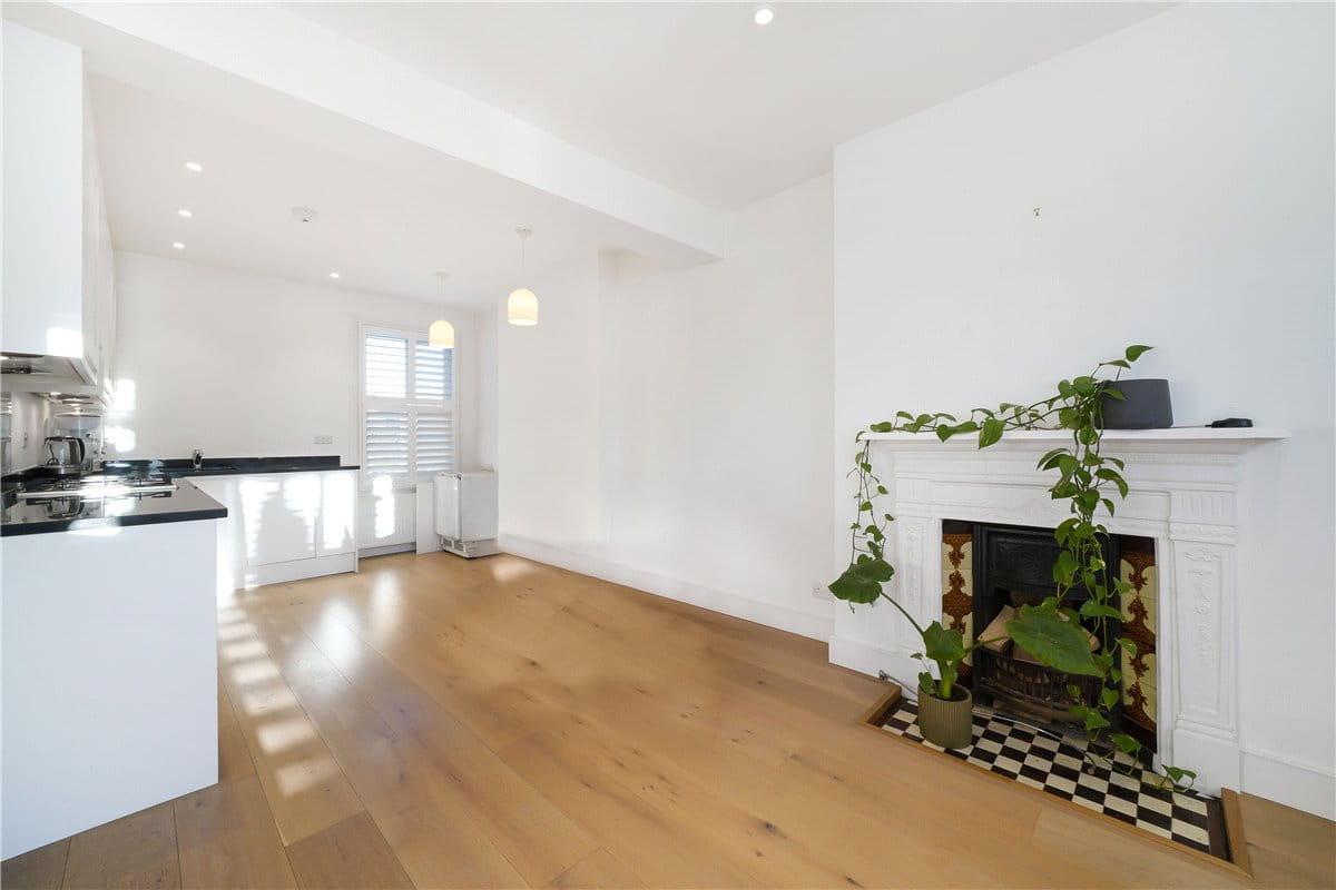 2 bedroom flat, Langthorne Street, London SW6 - Let Agreed