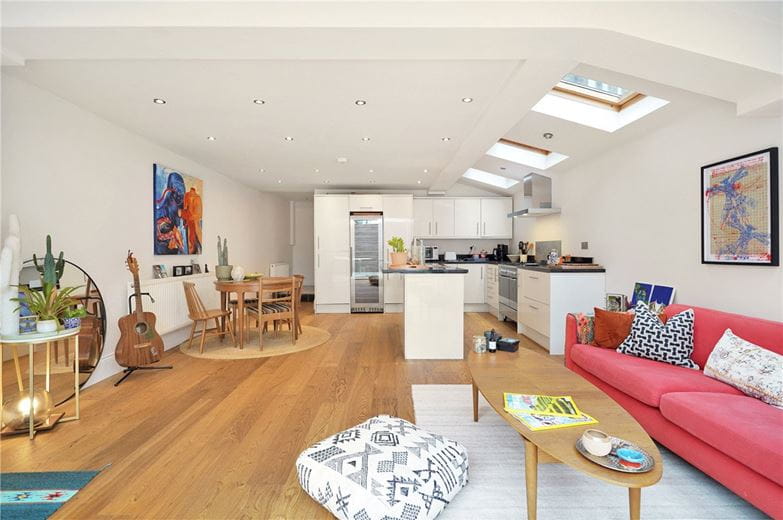 2 bedroom flat, Fulham Palace Road, London SW6 - Let Agreed
