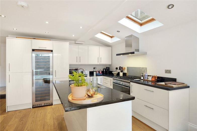 2 bedroom flat, Fulham Palace Road, London SW6 - Let Agreed