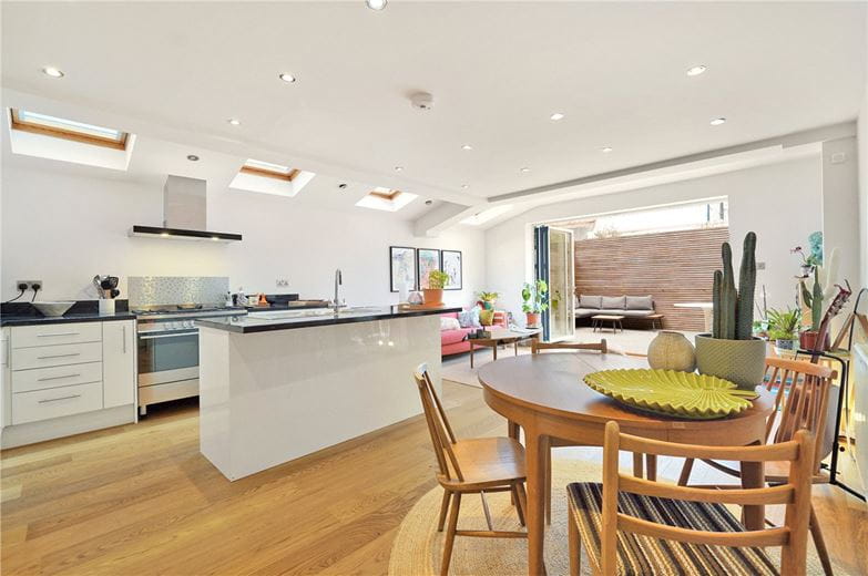 2 bedroom flat, Fulham Palace Road, London SW6 - Let Agreed