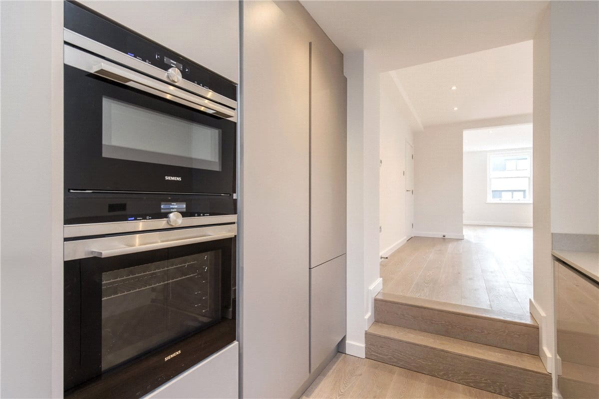 2 bedroom flat, King Street, London W6 - Available