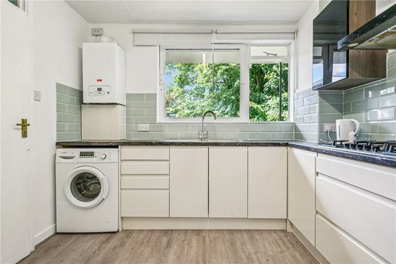 3 bedroom flat, Carlton Drive, London SW15 - Available