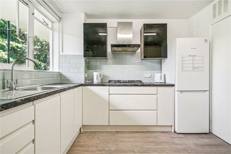 3 bedroom flat, Carlton Drive, London SW15 - Available