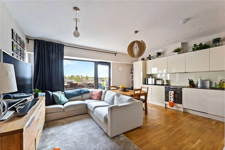 2 bedroom flat, Staines Road West, Sunbury-on-Thames TW16 - Available