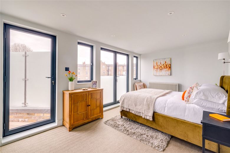 5 bedroom house, Byfeld Gardens, London SW13 - Available