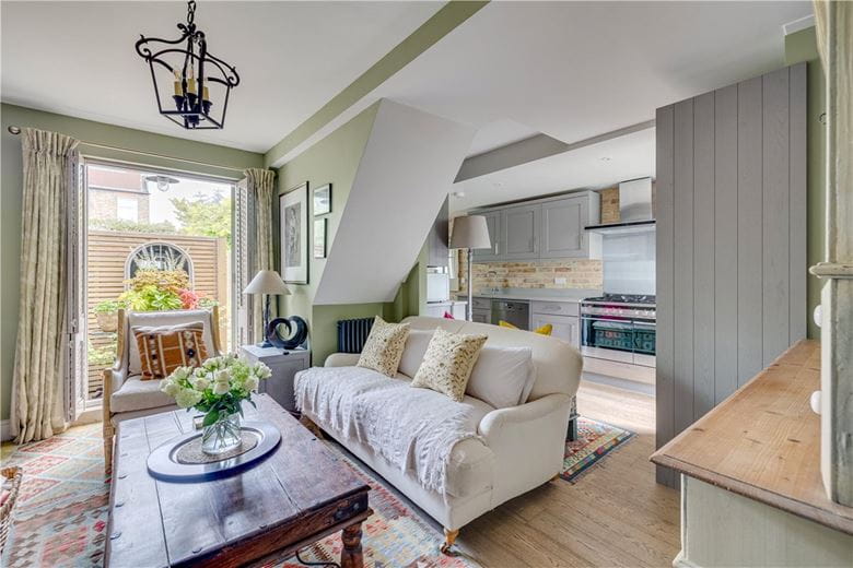 2 bedroom flat, Trentham Street, London SW18 - Available