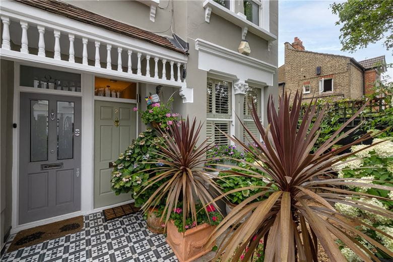 2 bedroom flat, Trentham Street, London SW18 - Available