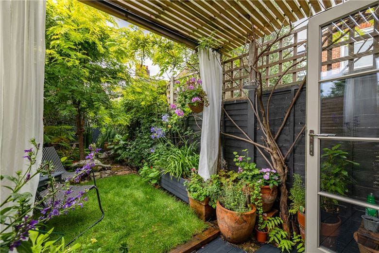 2 bedroom flat, Trentham Street, London SW18 - Available