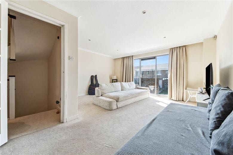 3 bedroom house, Heights Close, Hillview SW20 - Available