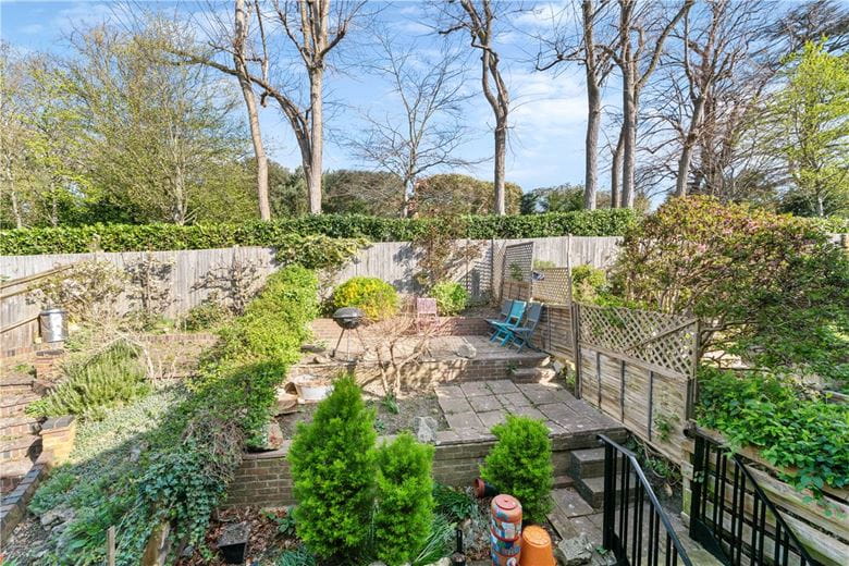 3 bedroom house, Heights Close, Hillview SW20 - Available