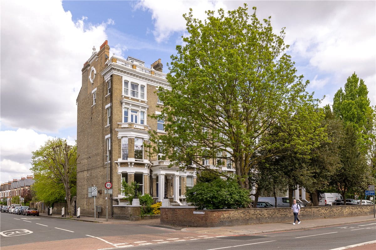 1 bedroom flat, Clapham Common North Side, London SW4 - Sold STC