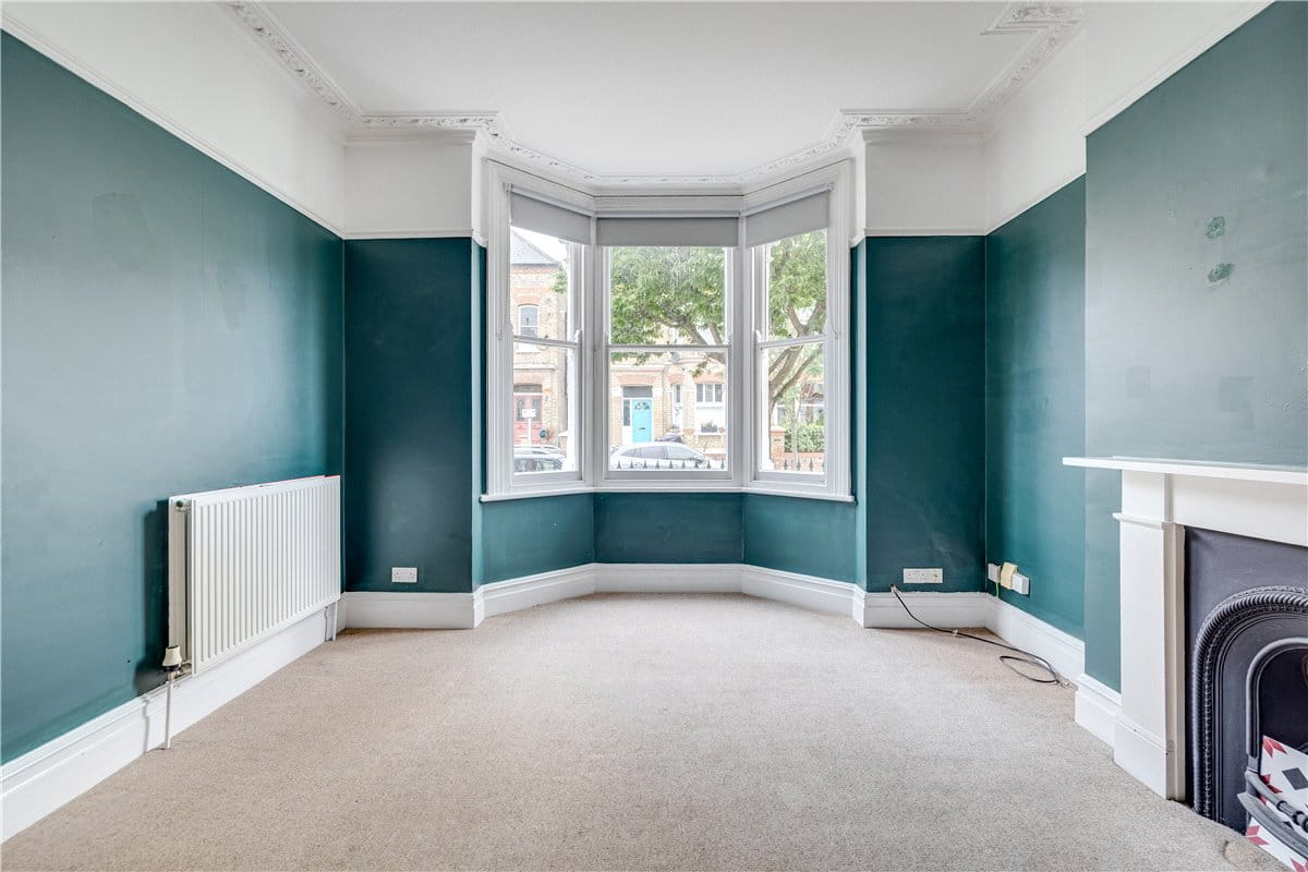 2 bedroom flat, Cromford Road, London SW18 - Available