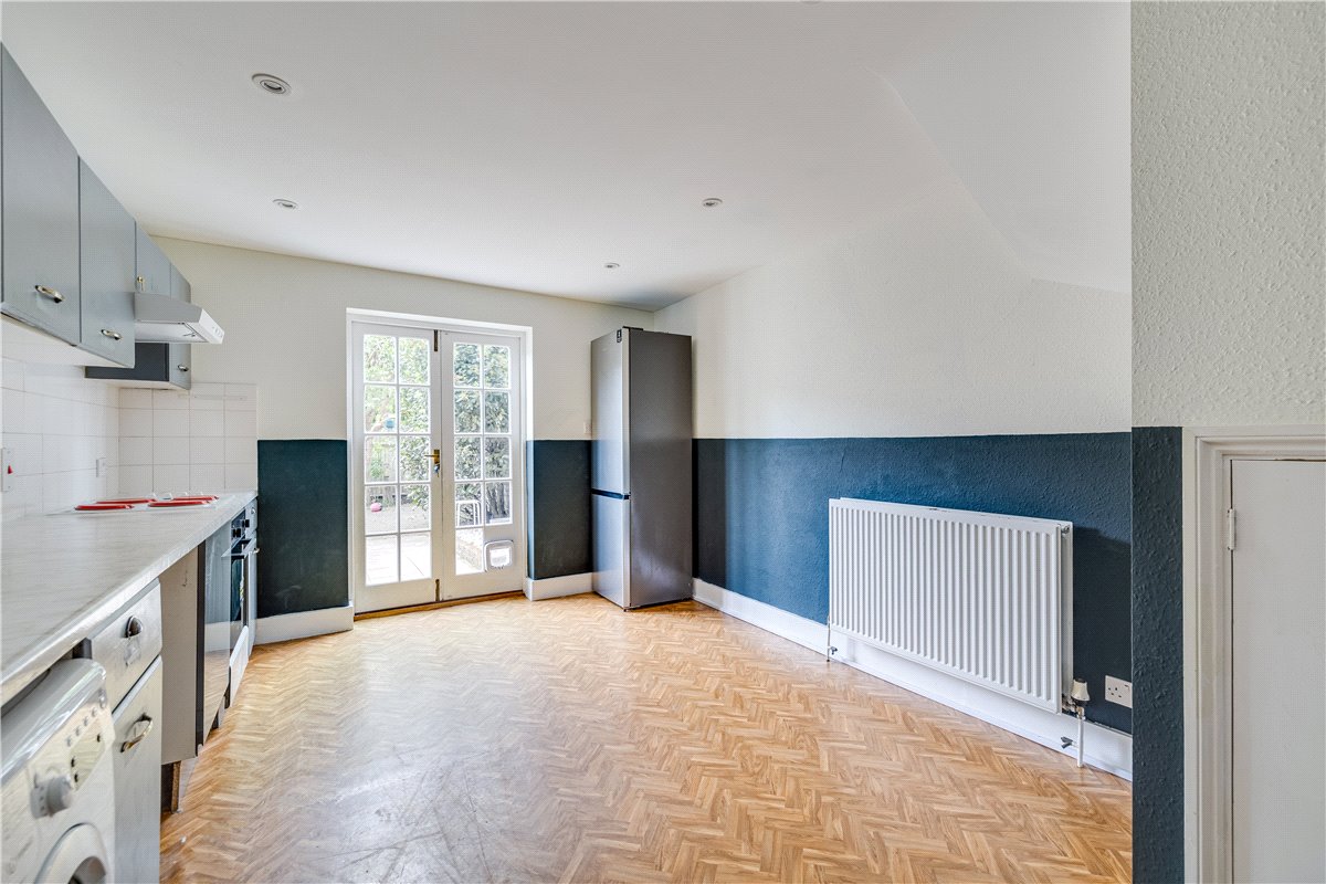 2 bedroom flat, Cromford Road, London SW18 - Available