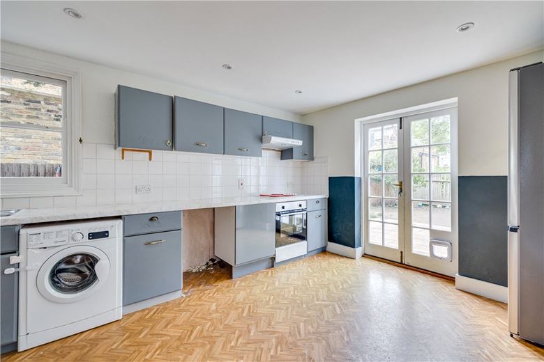 2 bedroom flat, Cromford Road, London SW18 - Available