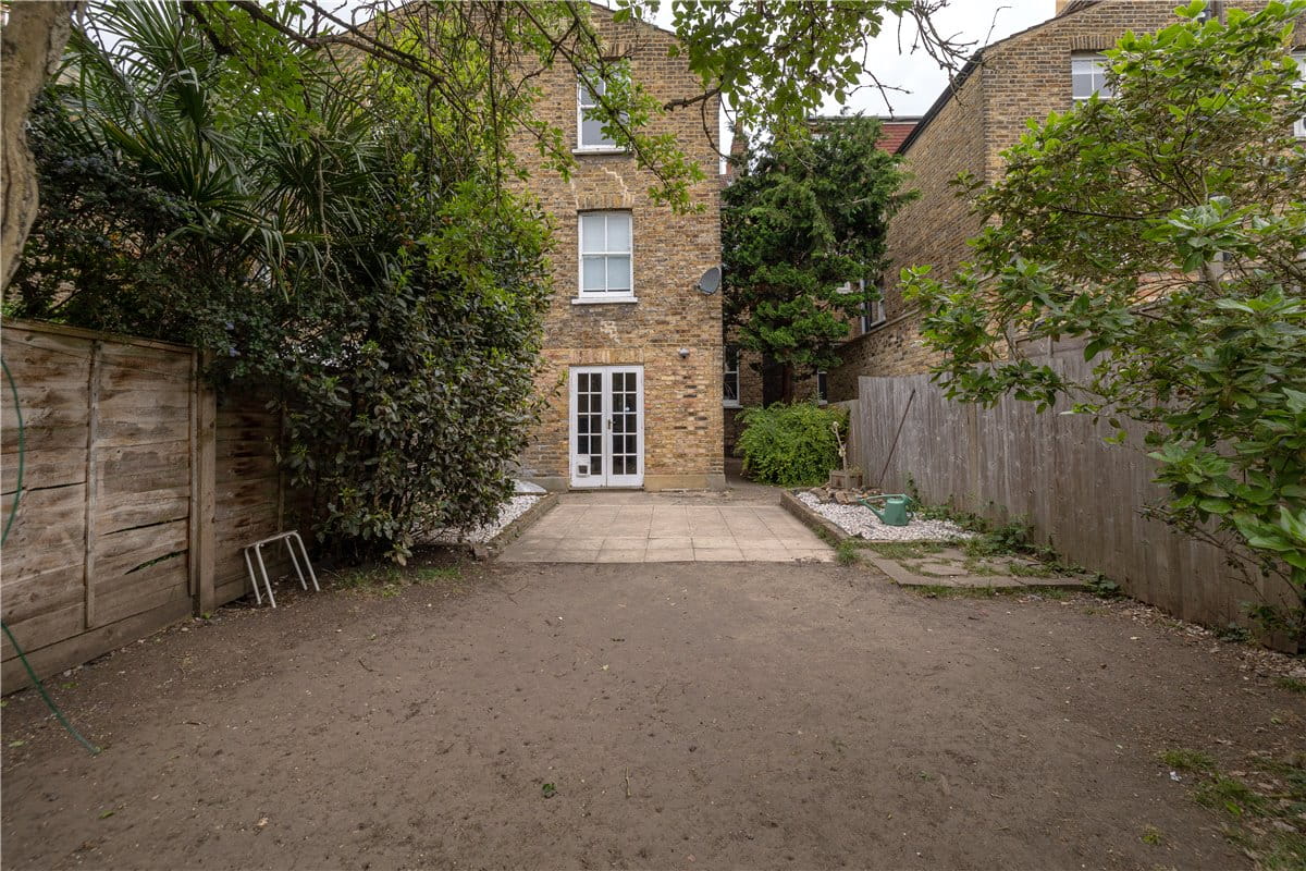 2 bedroom flat, Cromford Road, London SW18 - Available