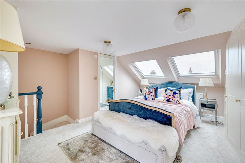 3 bedroom flat, Camborne Road, London SW18 - Available
