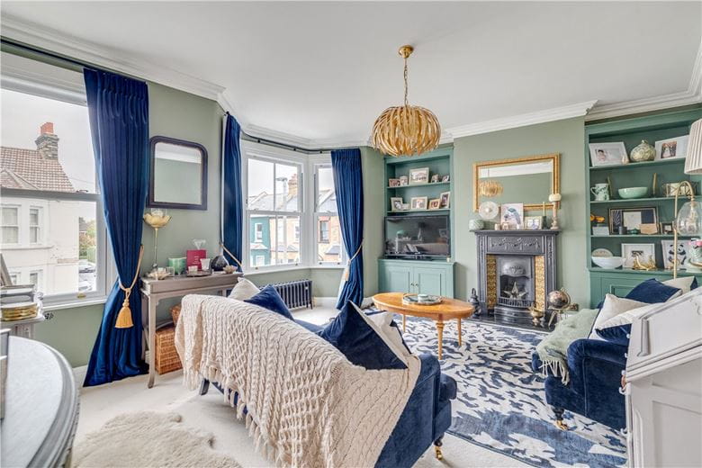 3 bedroom flat, Camborne Road, London SW18 - Available
