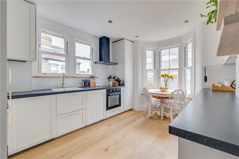 3 bedroom flat, Camborne Road, London SW18 - Available