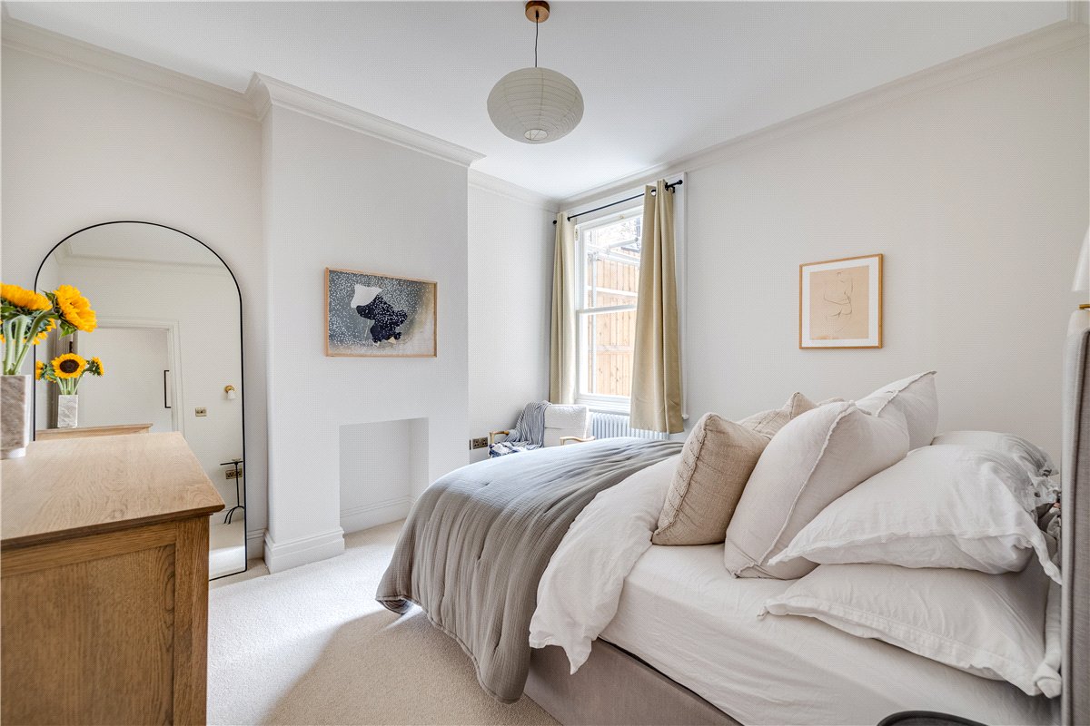 2 bedroom flat, Astonville Street, London SW18 - Available