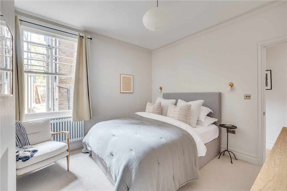 2 bedroom flat, Astonville Street, London SW18 - Available