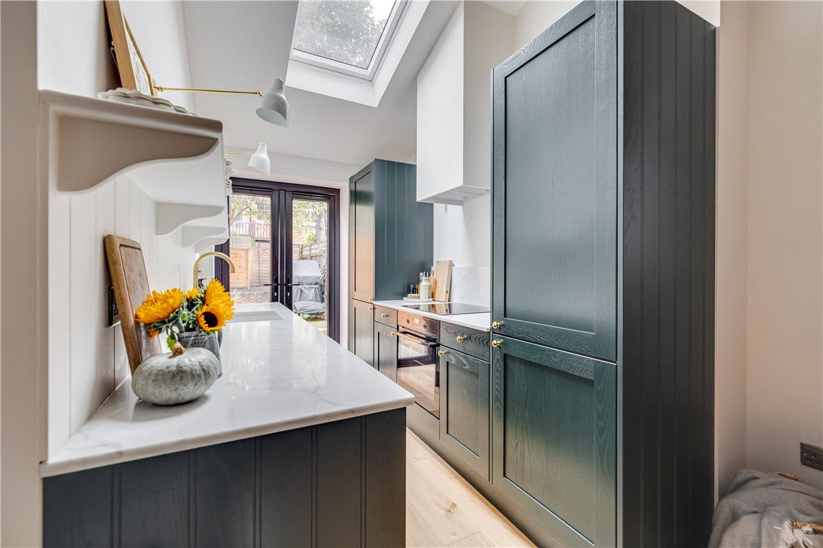 2 bedroom flat, Astonville Street, London SW18 - Available