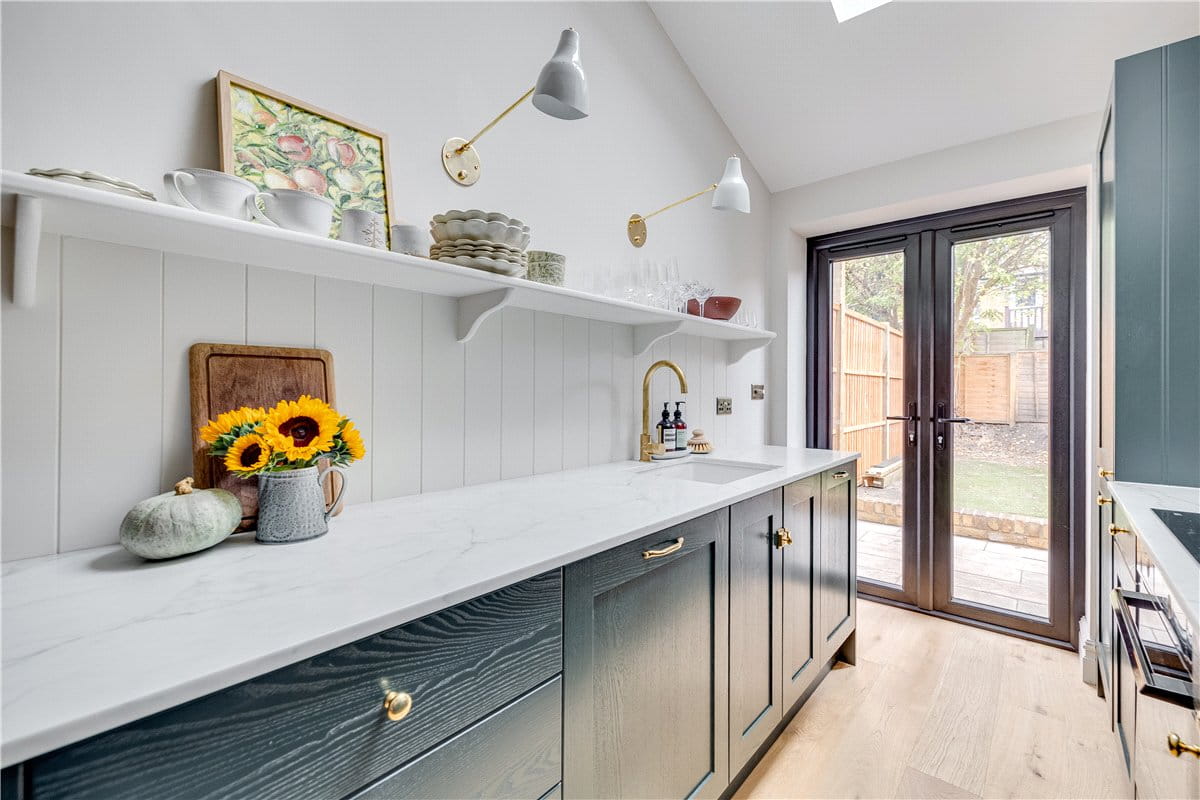 2 bedroom flat, Astonville Street, London SW18 - Available