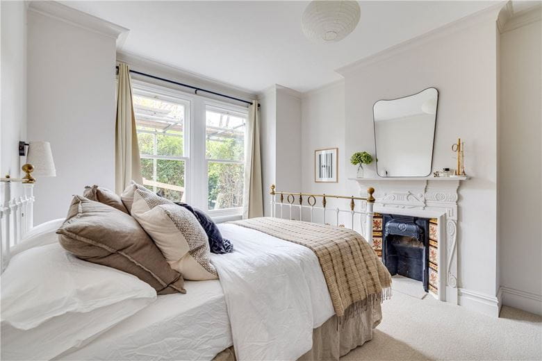 2 bedroom flat, Astonville Street, London SW18 - Available