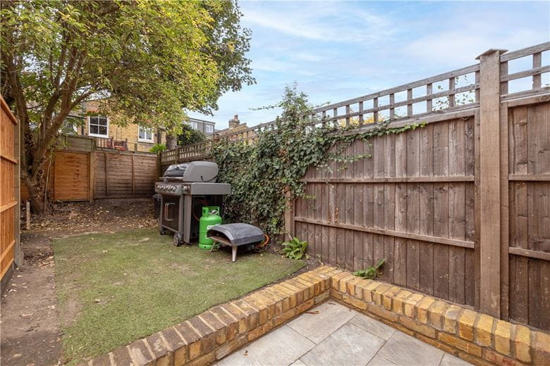 2 bedroom flat, Astonville Street, London SW18 - Available