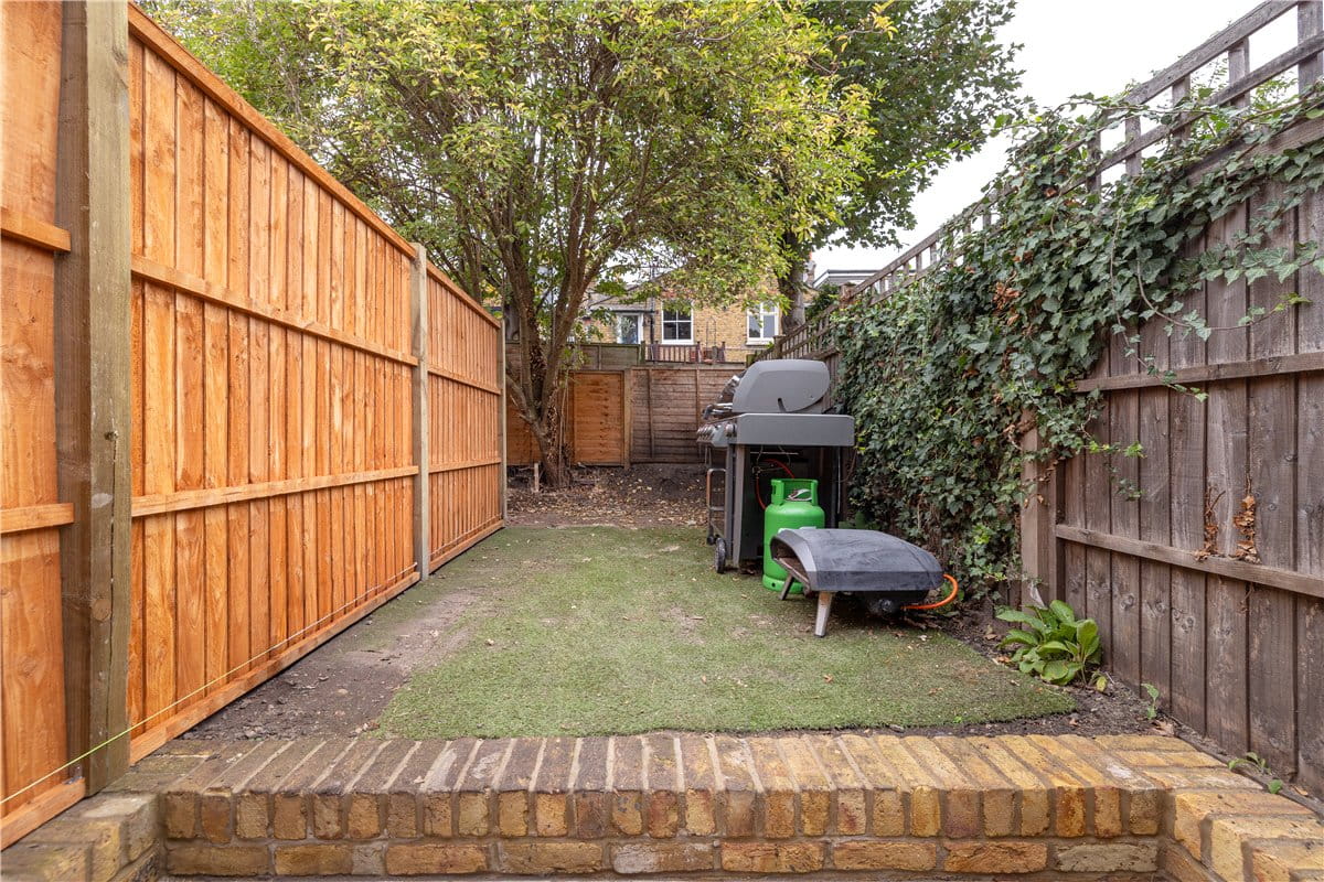 2 bedroom flat, Astonville Street, London SW18 - Available