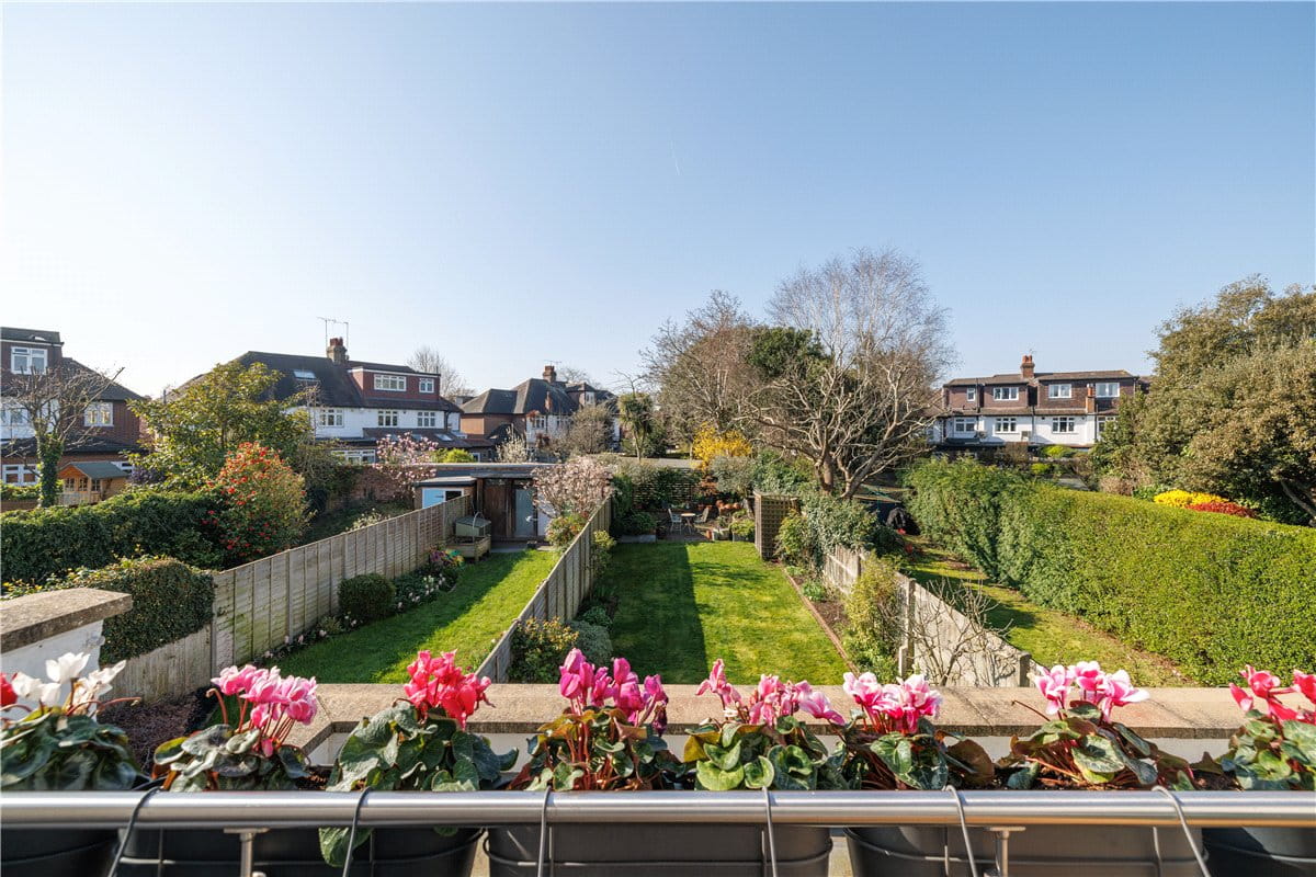 2 bedroom flat, Amerland Road, London SW18 - Available