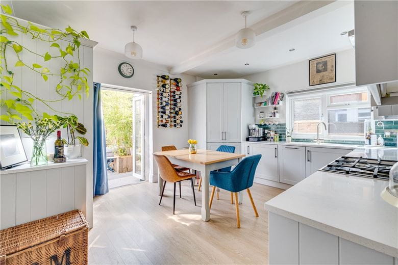 2 bedroom flat, Quinton Street, London SW18 - Available