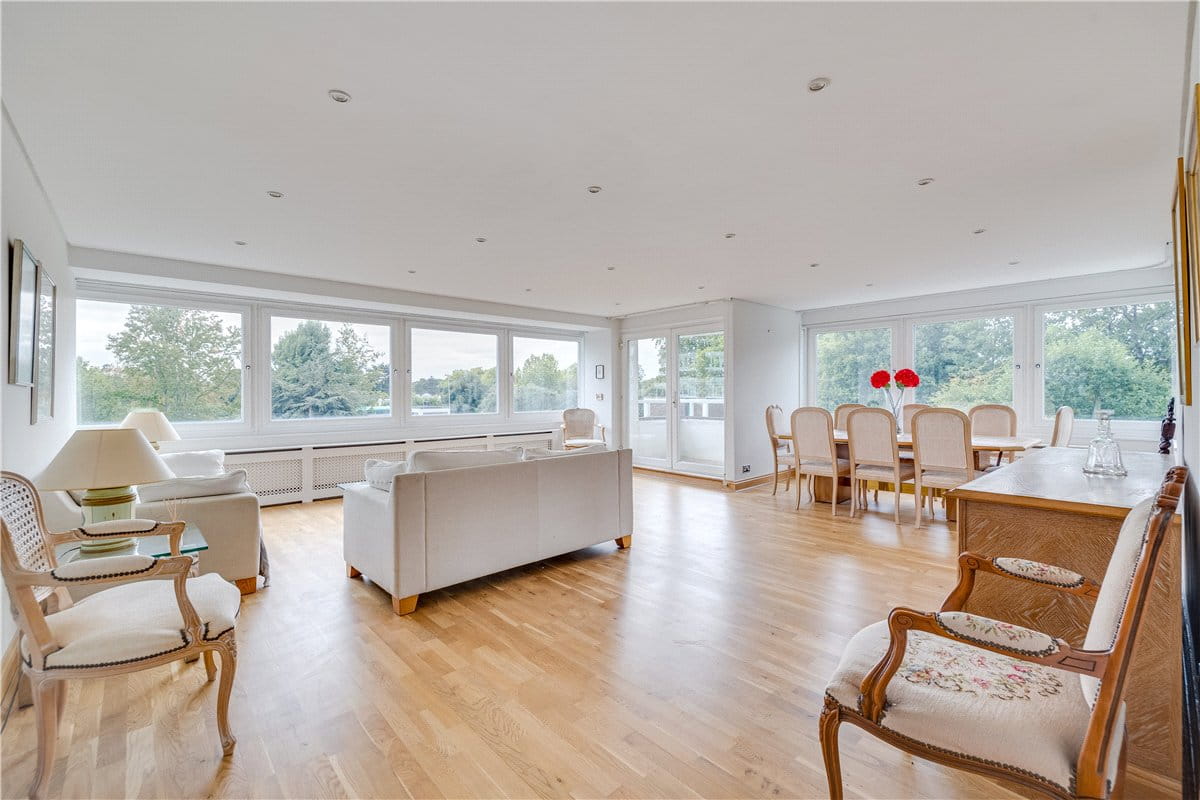2 bedroom flat, Somerset Road, London SW19 - Available