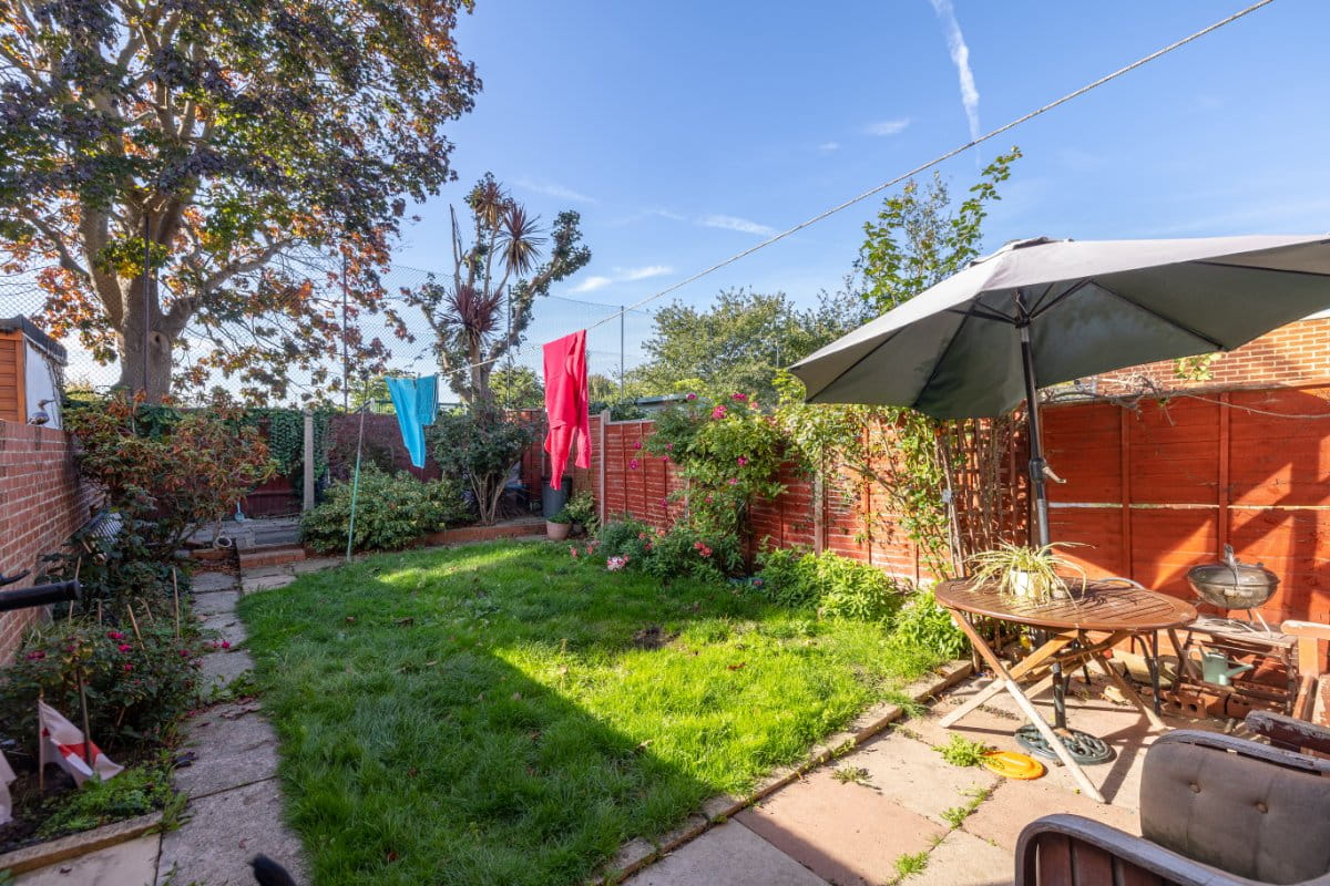 2 bedroom house, Barnes Avenue, London SW13 - Available