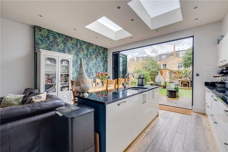 4 bedroom house, Elborough Street, London SW18 - Available