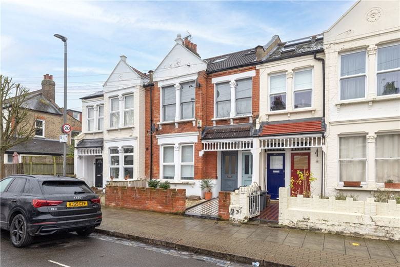 3 bedroom flat, Trentham Street, London SW18 - Available